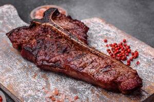 köstlich saftig Rindfleisch Knochen Steak mit Salz, Gewürze und Kräuter foto