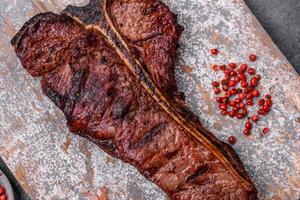 köstlich saftig Rindfleisch Knochen Steak mit Salz, Gewürze und Kräuter foto