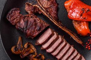 köstlich saftig Rindfleisch Knochen Steak mit Salz, Gewürze und Kräuter foto