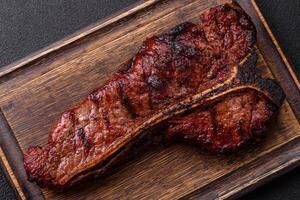 köstlich saftig Rindfleisch Knochen Steak mit Salz, Gewürze und Kräuter foto