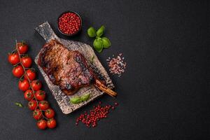 köstlich saftig Rindfleisch Steak auf das Knochen, Tomahawk mit Salz, Gewürze und Kräuter foto