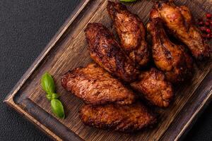 köstlich saftig Hähnchen Flügel gebacken auf das Grill mit Salz, Gewürze und Kräuter foto