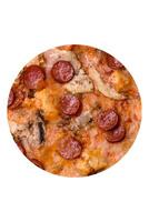 köstlich Pizza mit Wurst, Käse, Tomaten, Salz, Gewürze und Kräuter foto