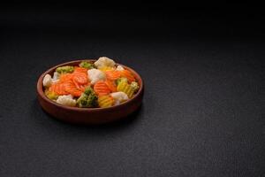 köstlich frisch Gemüse Brokkoli, Blumenkohl, Möhren gedämpft mit Salz- foto