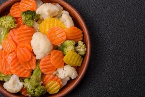 köstlich frisch Gemüse Brokkoli, Blumenkohl, Möhren gedämpft mit Salz- foto