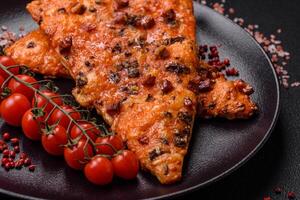Scheiben von köstlich Straße Pizza mit Wurst, Pilze, Tomaten und Käse foto