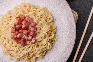 köstlich asiatisch Gericht Reis Nudeln oder Udon mit Gemüse, Gewürze und Kräuter foto