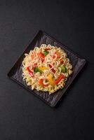 köstlich asiatisch Gericht Reis Nudeln oder Udon mit Gemüse, Gewürze und Kräuter foto