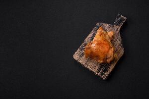 köstlich saftig Hähnchen Oberschenkel gebacken auf das Grill mit Salz- foto