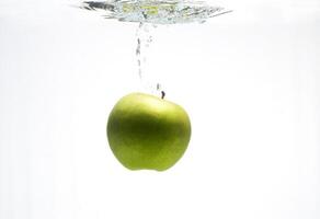 eine Reihe, grüne Äpfel im Wasser foto