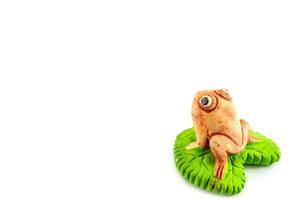 Grün Frosch Spielzeug auf Weiß foto