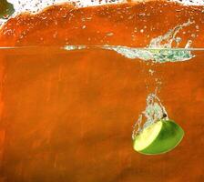 grüne Äpfel im Wasser foto