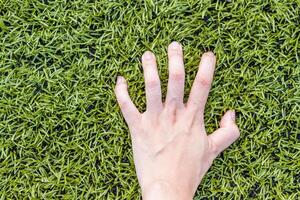 Mädchen Hand auf Fußball Feld Gras foto