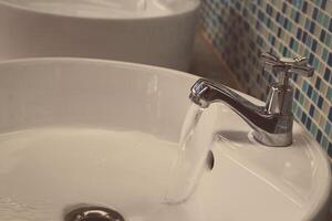 Wasserhahn mit fließendem Wasser foto