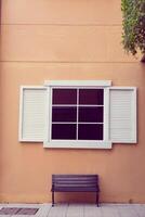 Jahrgang Fenster auf Gelb Zement foto