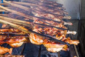 gegrillt Hähnchen auf das Grill foto