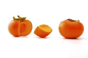 reif Persimmon auf das Weiß Hintergrund foto