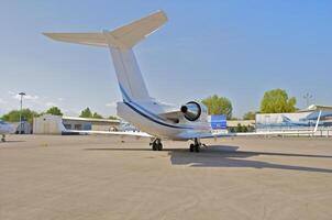 Geschäft Flugzeug geparkt beim das Flughafen foto