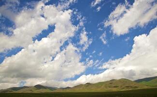 Grün Feld und groß Wolken - - Landschaft foto