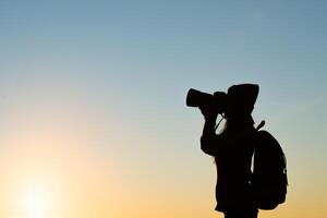 Silhouette der Touristenfrau, die im Berg steht foto