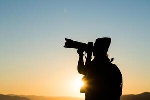 Silhouette der Touristenfrau, die im Berg steht foto