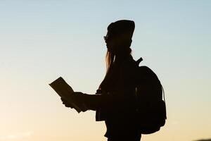 Silhouette der Touristenfrau, die im Berg steht foto