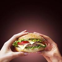 frisch zubereiteter Burger mit geschmolzenem Käse, Zwiebeln, Tomaten und Salatfüllung. fit für Ihr Food-Konzept. foto