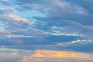 Blau Himmel mit winzig Wolken foto