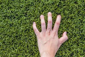 Mädchen Hand auf Fußball Feld Gras foto