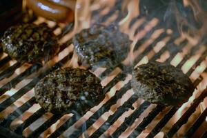 Grill Grill brutzelnd mit saftig Burger und Hotdogs, Klammer von Sommer- Versammlungen foto