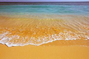 Strand mit Türkis Wasser und golden Sand, geküsst durch das warm Sonne von Sommer- foto