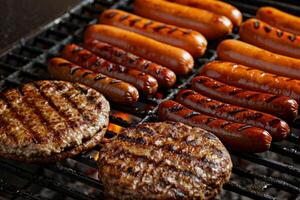 Grill Grill brutzelnd mit saftig Burger und Hotdogs, Klammer von Sommer- Versammlungen foto