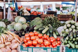 geschäftig draussen Markt gefüllt mit Anbieter Verkauf frisch Früchte, Gemüse, und Blumen foto