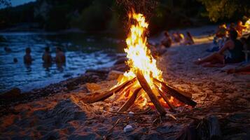 Lagerfeuer Geknister auf das Strand, umgeben durch freunde Teilen Geschichten auf Sommer- Abend foto