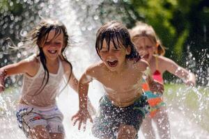 Kinder Laufen durch Sprinkler, ihr Lachen widerhallend im das Sommer- Luft foto