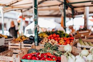 geschäftig draussen Markt gefüllt mit Anbieter Verkauf frisch Früchte, Gemüse, und Blumen foto