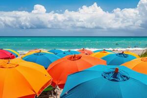 bunt Strand Regenschirme Punktierung das sandig Küstenlinie, Bereitstellung Schutz von das Mittag Sonne foto