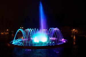 farbig Wasser Brunnen beim Nacht foto