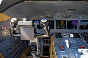 Pilot Cockpit im ein vip kommerziell Flugzeug foto