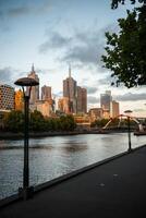 Stadtbild Bild von Melbourne, während Sommer- Sonnenuntergang. - - 28 Dezember 2012, Melbourne, Australien. foto