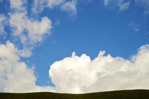 Grün Feld und groß Wolken - - Landschaft foto