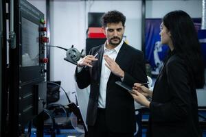 Geschäftsperson von Fabrik Industrie Inspektion und testen von Roboter Arm zum verwenden im großräumig Komplex Herstellung Branchen. foto
