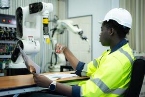 Ingenieure gebaut und geprüft das Funktionalität von ein Roboter Arm verwendet im klein Branchen. foto