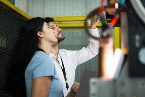Geschäftsperson von Fabrik Industrie Inspektion und testen von Roboter Arm zum verwenden im großräumig Komplex Herstellung Branchen. foto