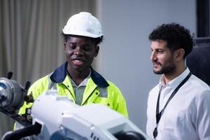 Geschäftsperson von Fabrik Industrie Inspektion und testen von Roboter Arm zum verwenden im großräumig Komplex Herstellung Branchen. foto