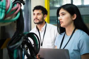 Geschäftsperson von Fabrik Industrie Inspektion und testen von Roboter Arm zum verwenden im großräumig Komplex Herstellung Branchen. foto