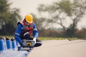 Photovoltaik Ingenieure Arbeit auf schwebend Photovoltaik. prüfen und Reparatur das Solar- Panel Ausrüstung schwebend auf das Wasser. foto