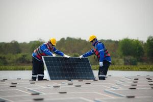 Photovoltaik Ingenieure Arbeit auf schwebend Photovoltaik. prüfen und Reparatur das Solar- Panel Ausrüstung schwebend auf das Wasser. foto