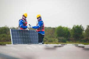 Photovoltaik Ingenieure Arbeit auf schwebend Photovoltaik. prüfen und Reparatur das Solar- Panel Ausrüstung schwebend auf das Wasser. foto