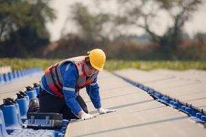 Photovoltaik Ingenieure Arbeit auf schwebend Photovoltaik. prüfen und Reparatur das Solar- Panel Ausrüstung schwebend auf das Wasser. foto